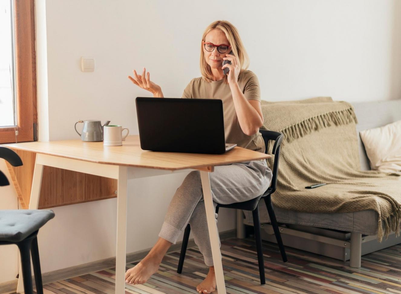 Estudiante trabajando en análisis de estados financieros