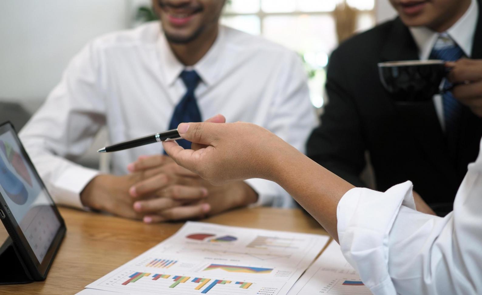 Sesión práctica de análisis financiero con casos reales