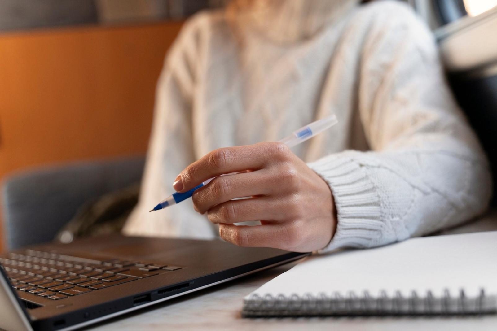 Revisión de datos financieros en reunión de equipo