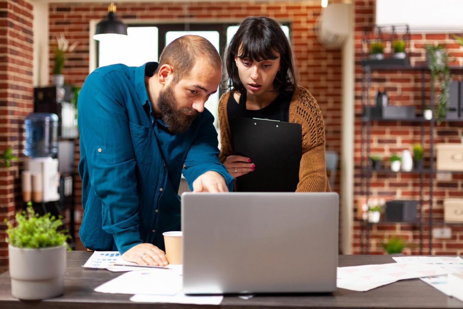 Análisis financiero detallado mostrando gráficos de tendencias empresariales